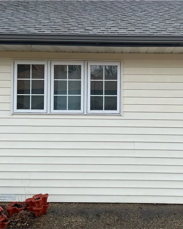 The same siding below the windows clean after washing